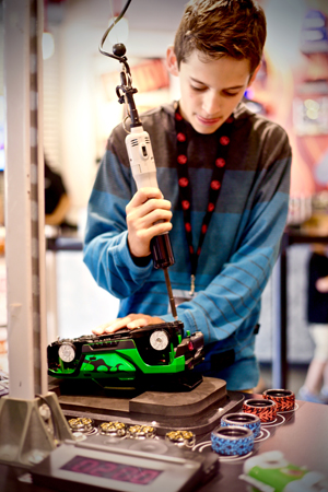 Ridemakerz boy building car