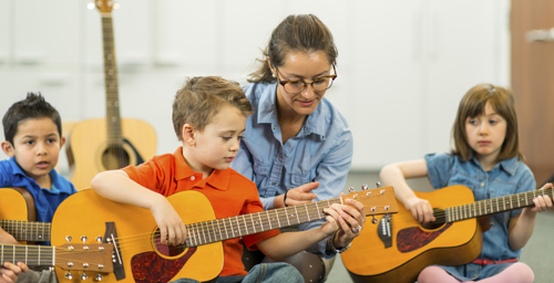 kids learning guitar