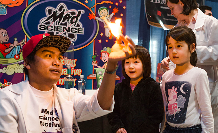 Learn & Grow - Mad Science showing kids science experiment