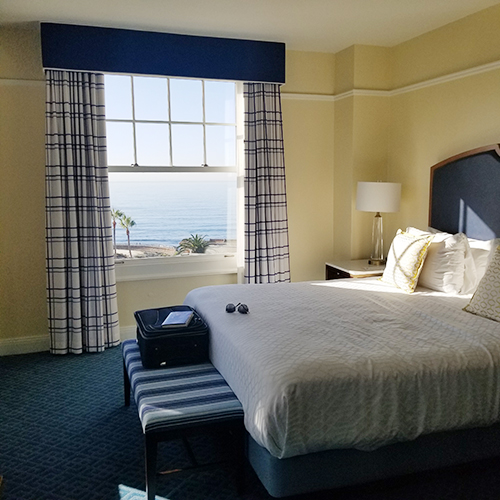 Hotel room with the view of the ocean in the window