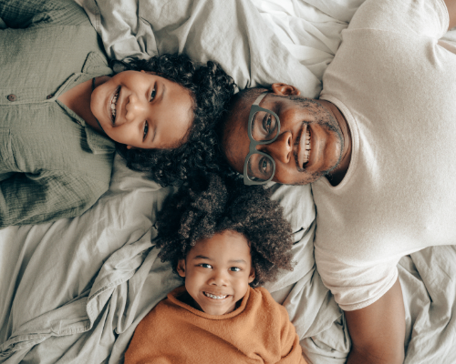 dad laying with his two kids